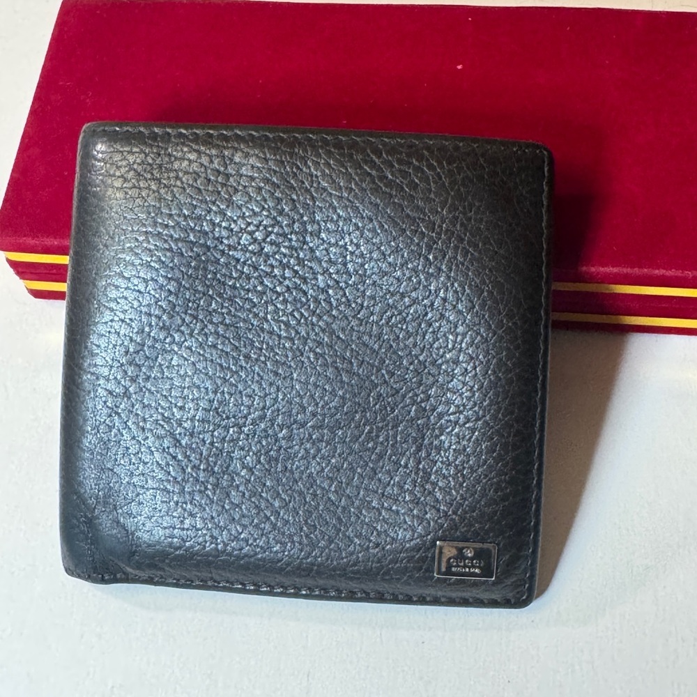 Gucci Classic Black Sofa Leather Men's Bifold Wallet in good condition